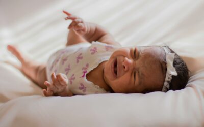 Bébé pleure le soir : comprendre et apaiser les pleurs du soir naturellement