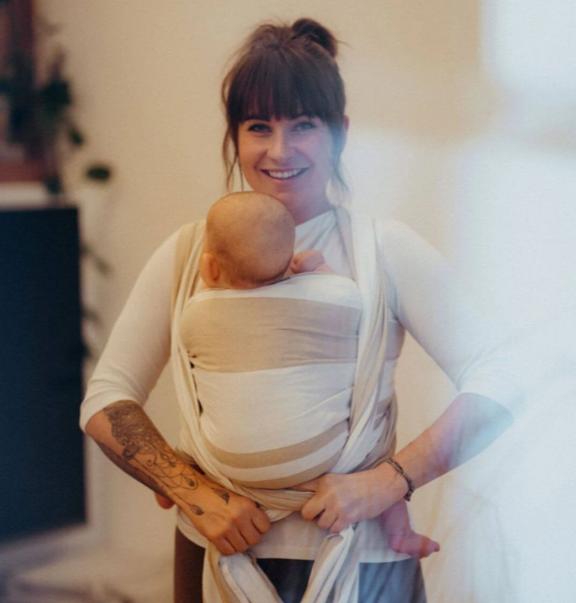 Portage physiologique pour apaiser un bébé souffrant de coliques.