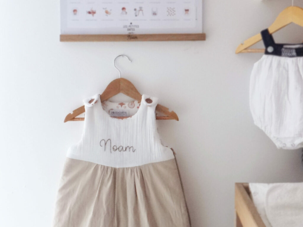 Vêtements en coton respirants pour le confort du bébé pendant la nuit.
