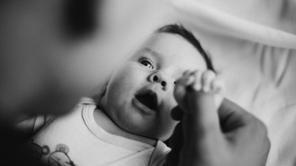 Massage bébé intégré à une routine du coucher et bébé se réveille toutes les 2 heures