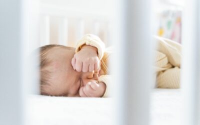 Bébé transpire en dormant : faut-il s’inquiéter ?