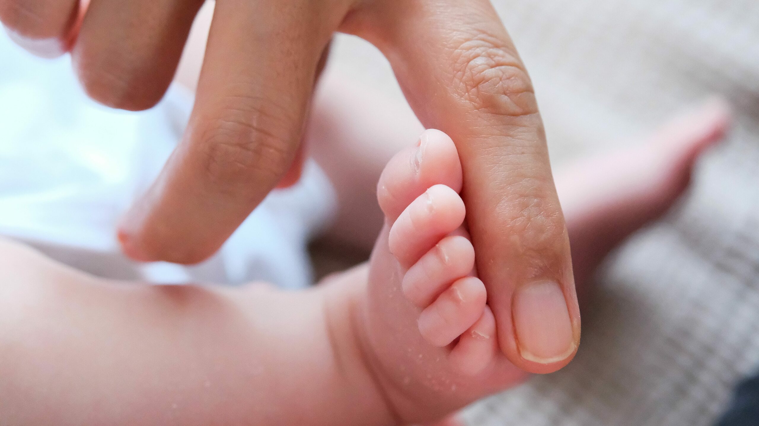 Massage des pieds en réflexologie bébé