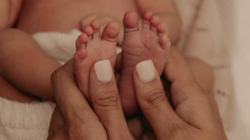 Massage bébé avant le coucher pour favoriser un moment de détente.