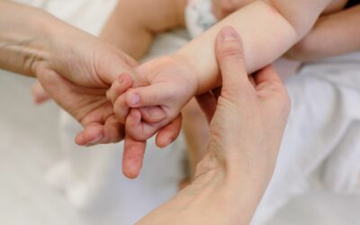Massage bébé et coliques : quels gestes peuvent réellement soulager votre bébé ?