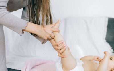 LE GUIDE COMPLET : massage bébé (bienfaits, gestes et conseils)