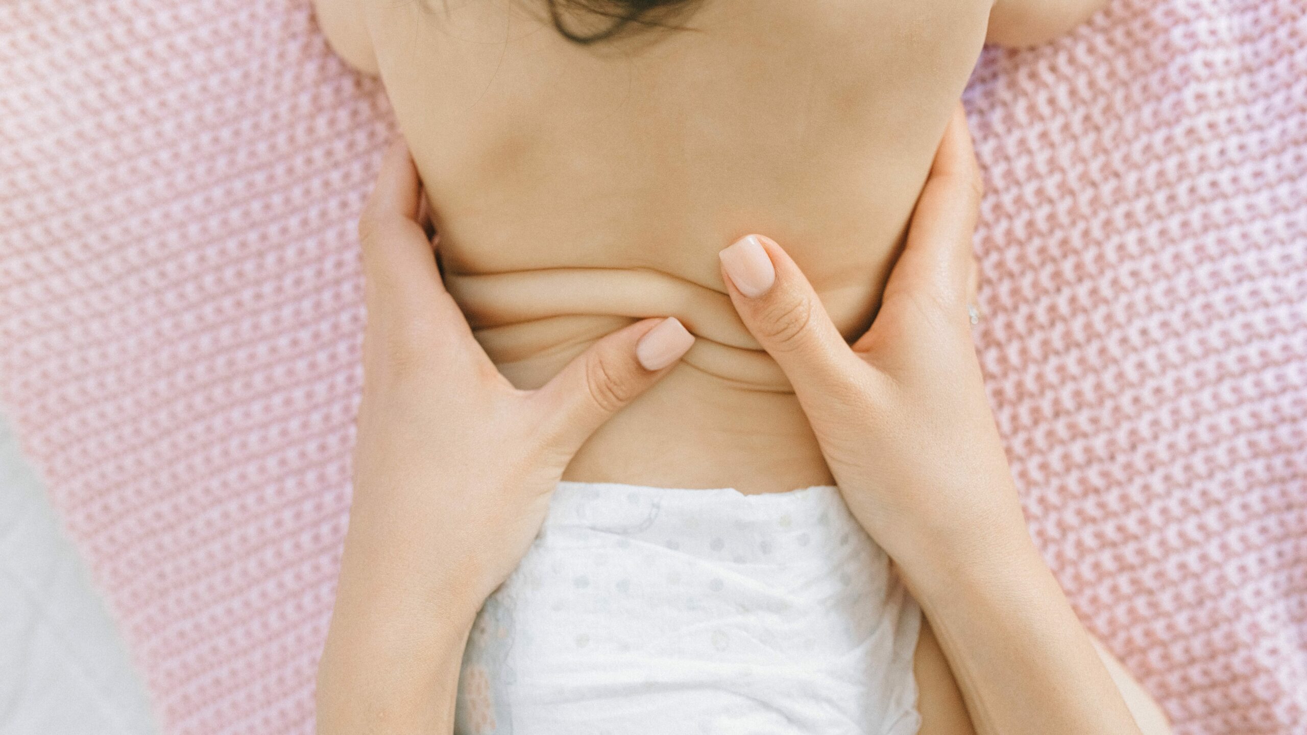 Massage bébé sur le dos