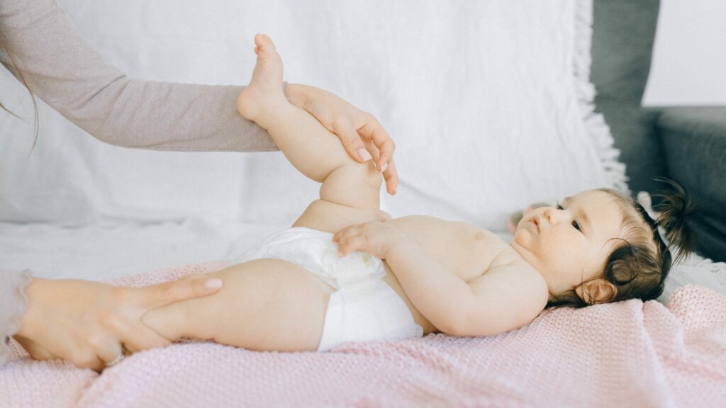 Gestes doux de massage bébé pour favoriser la détente.