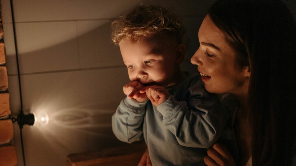 Chambre de bébé avec une lumière tamisée avant le coucher.