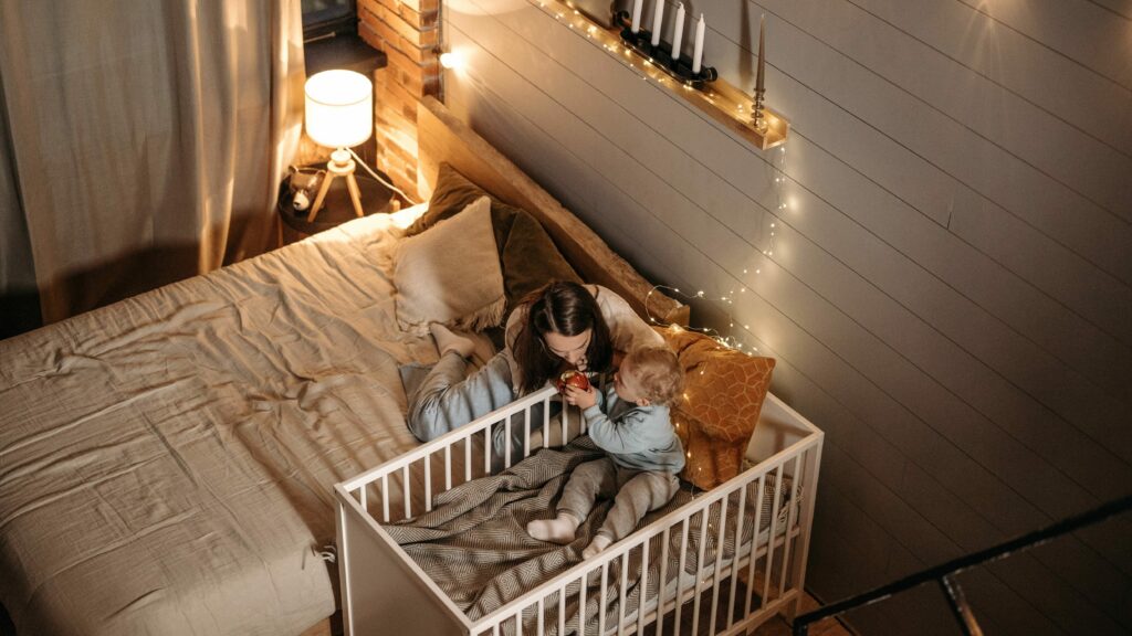 Parent préparant un rituel du coucher rassurant avec son bébé.