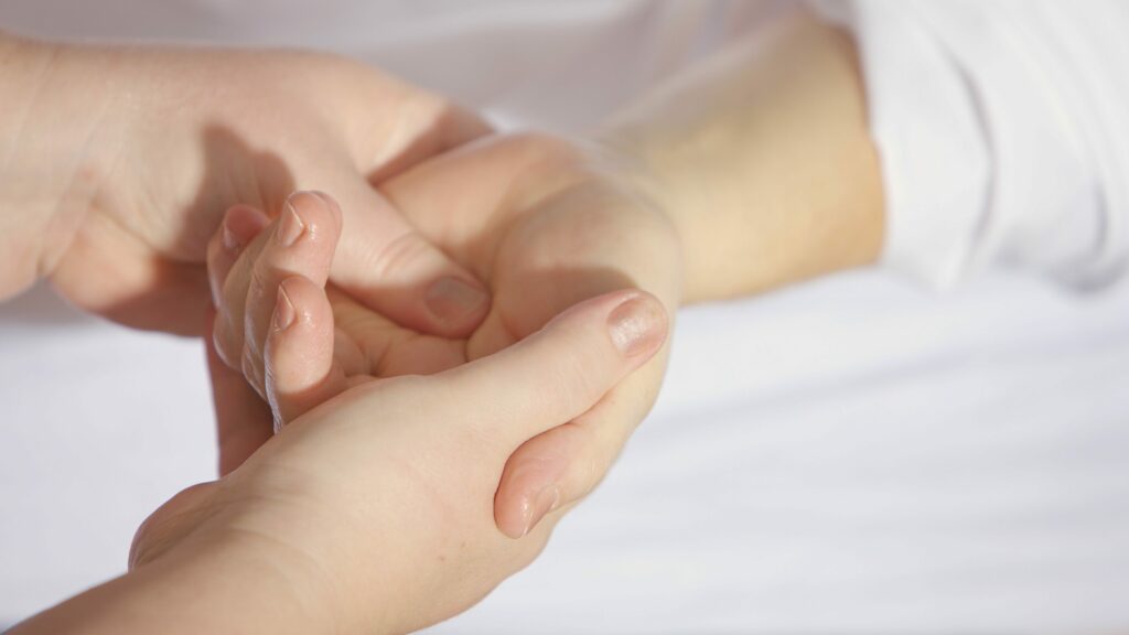massage main bébé avec huile