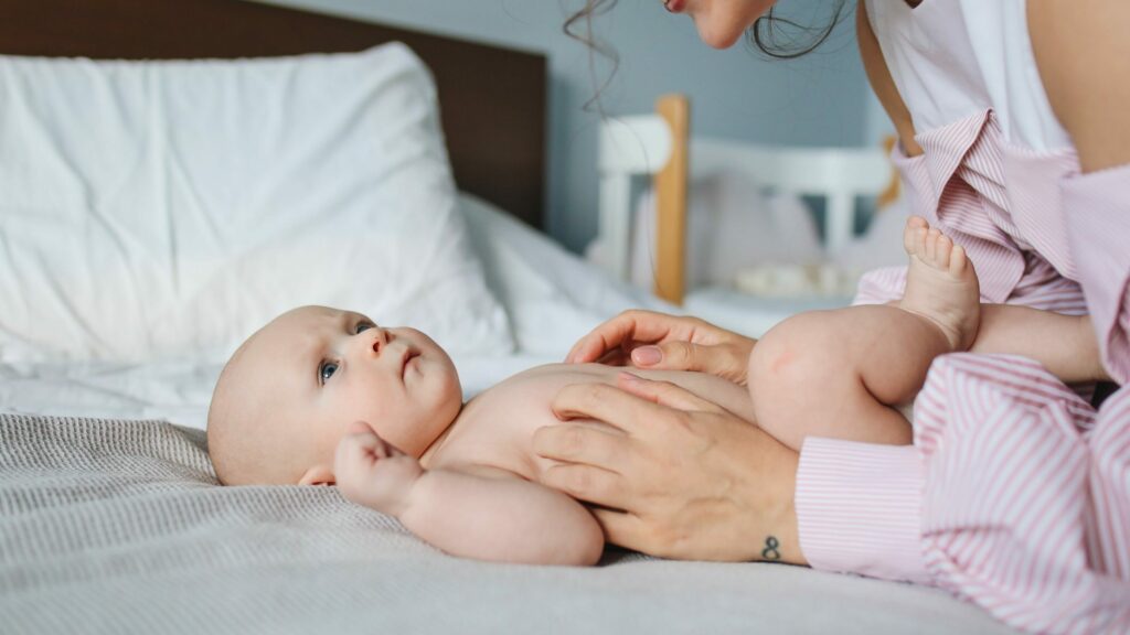 Parent apprenant les bons gestes pour masser son bébé. Les erreurs en massage bébé