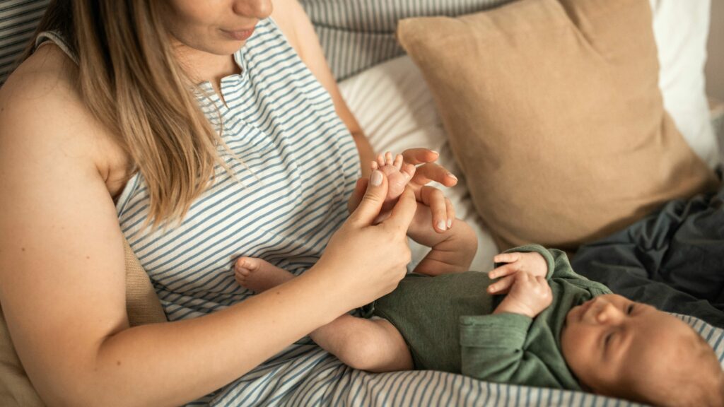 Moment de complicité entre un parent et son bébé pendant un massage.