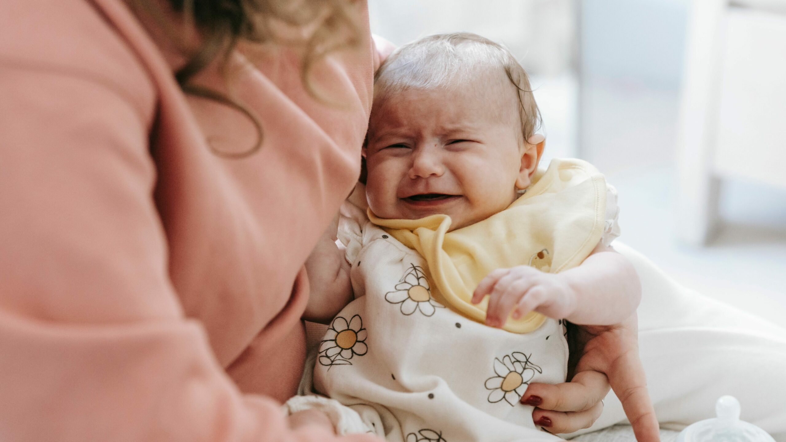 Soulager les coliques bébé naturellement grâce au massage