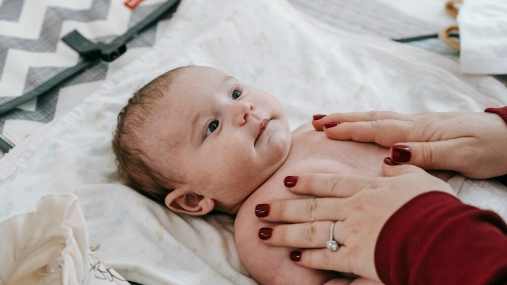 Massage bébé intégré à la routine du coucher.