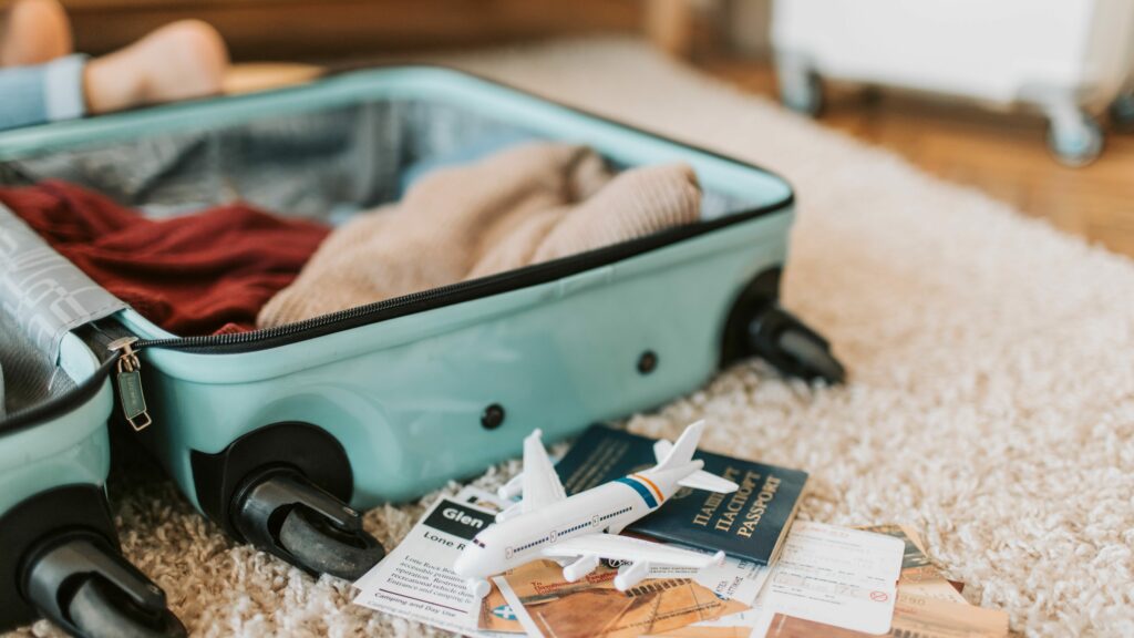 Valise avec vêtements bébé pour les vacances d'été.